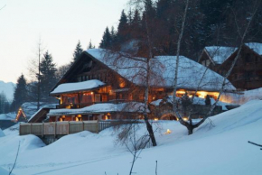 Отель Hôtel Les Chalets de la Serraz, Ла Клюсаз